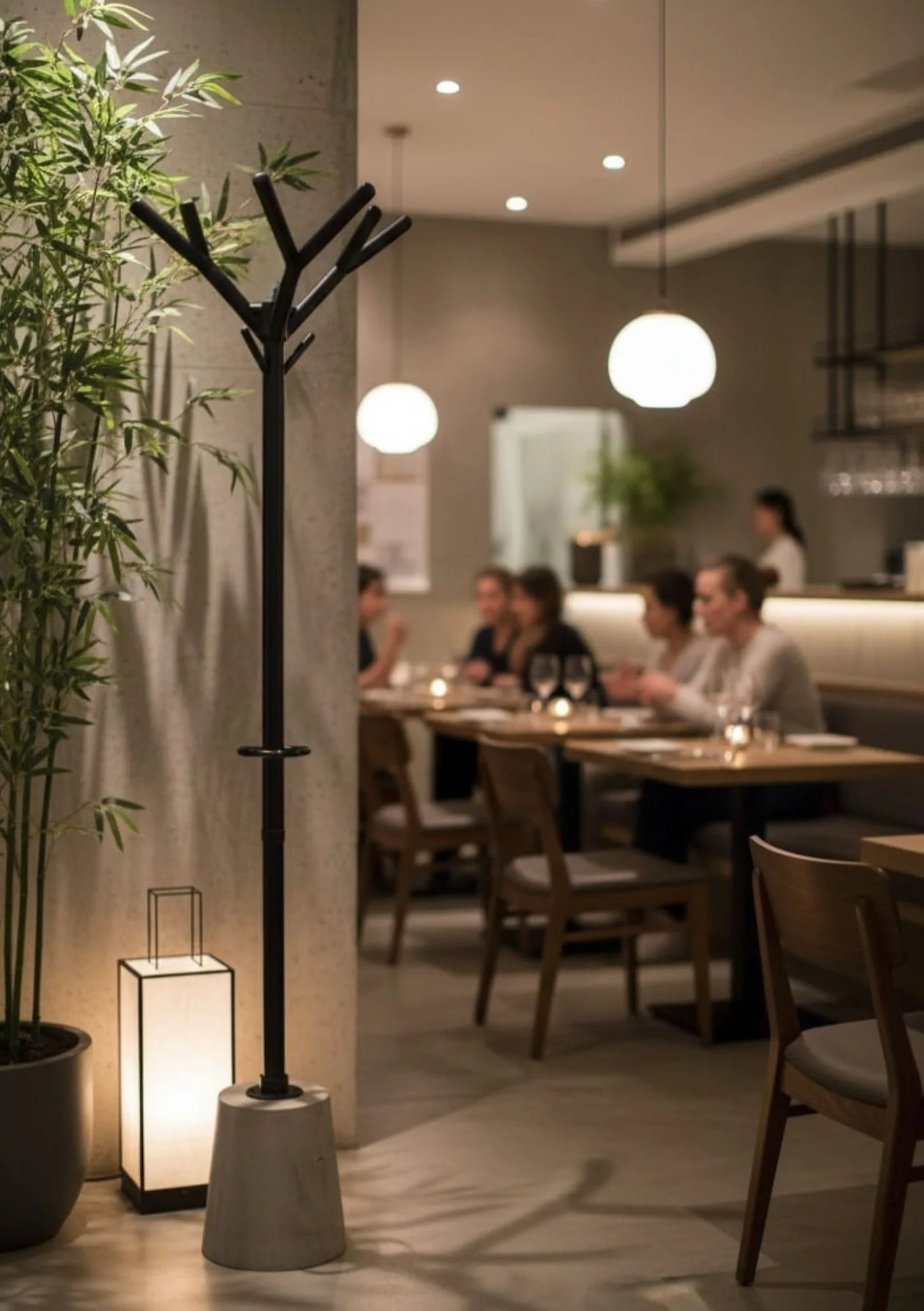 Ambiance sereine en restaurant avec système ARA Protection en arrière-plan - Sécurité professionnelle discrète et efficace