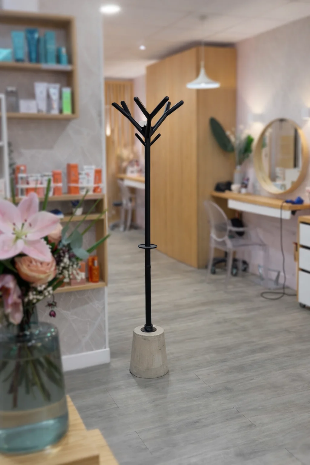 Mobilier ARA Protection discret pour salon de coiffure - Sûreté douce respectant l'ambiance tout en protégeant l'équipe
