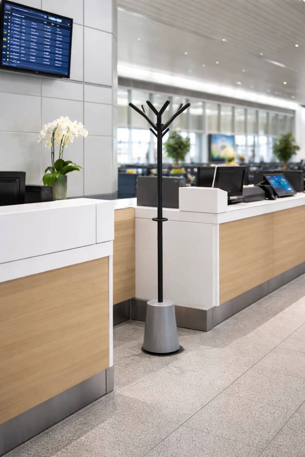 Portemanteau ARA installé dans un aéroport européen - Dispositif de protection professionnelle sans arme pour la sécurité douce en entreprise