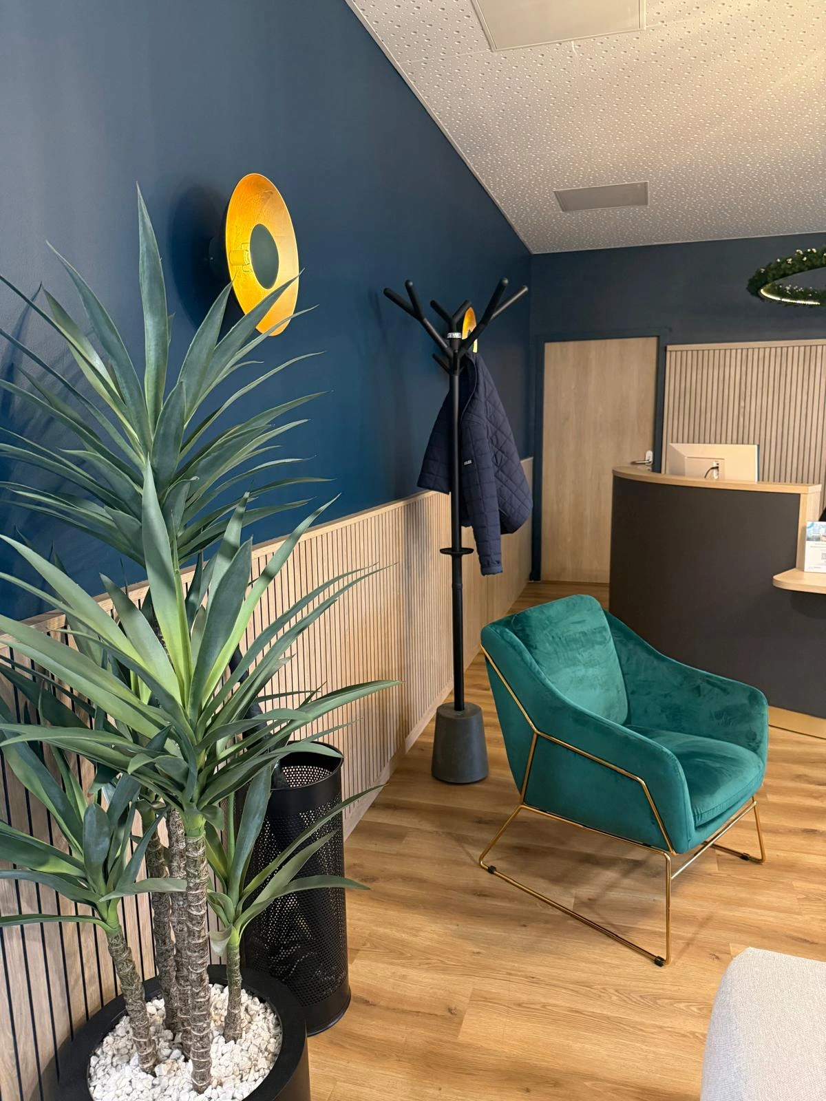 Portemanteau ARA design dans un espace d'accueil public moderne - Sécurité professionnelle invisible et élégante