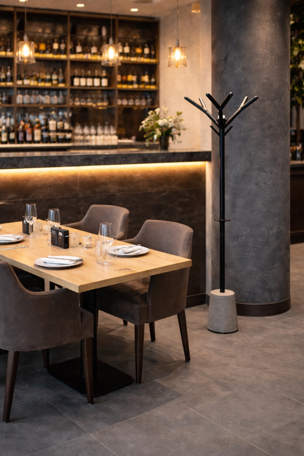 Mobilier de sûreté ARA intégré naturellement dans un bar - Protection non-violente qui respecte l'ambiance de l'établissement